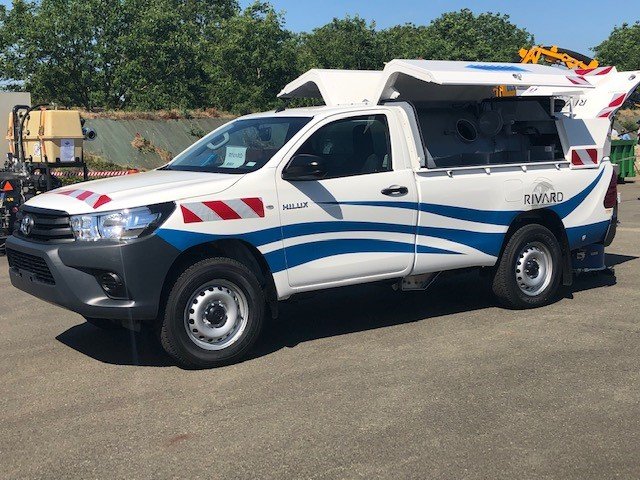 Technicien effectuant un débouchage de canalisation en urgence à Nantua 24h/24