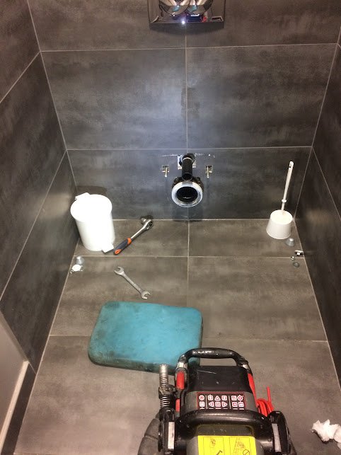 Démontage de WC pour débouchage - signe avant débouchage WC, toilettes
