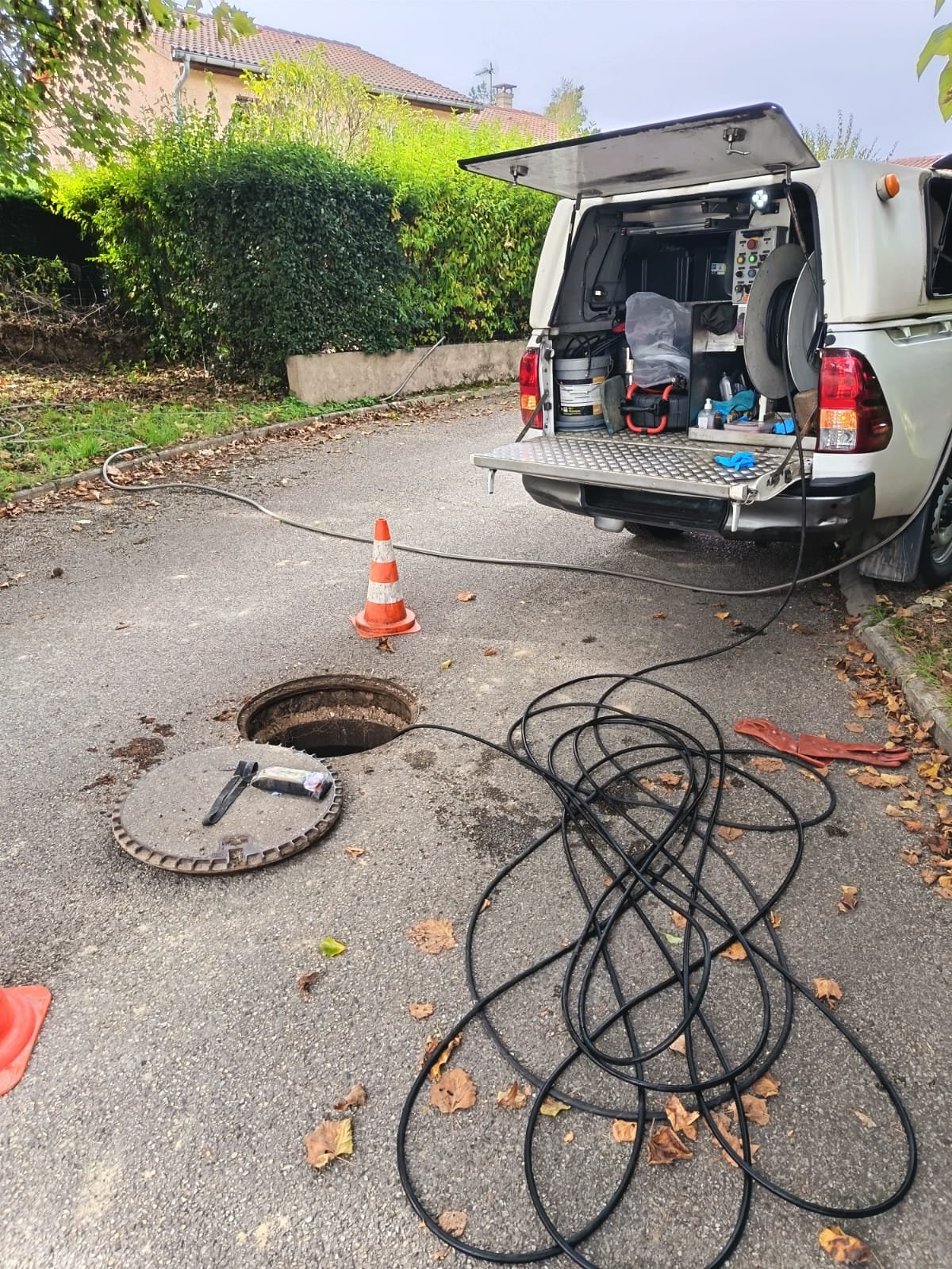 Intervention de débouchage d’égout et de regard extérieur par camion hydrocureur à Saint-Étienne