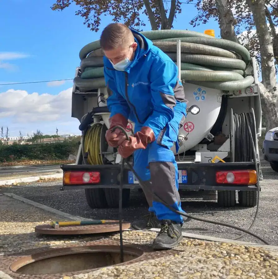 Technicien ALL DÉBOUCHAGE réalisant le curage du réseau d’une pompe de relevage